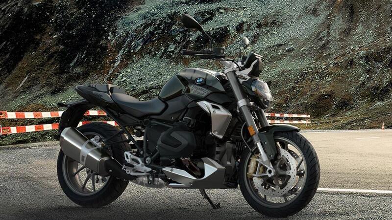 La BMW R1250R del 2023 si arricchisce cos&igrave; nella dotazione di serie