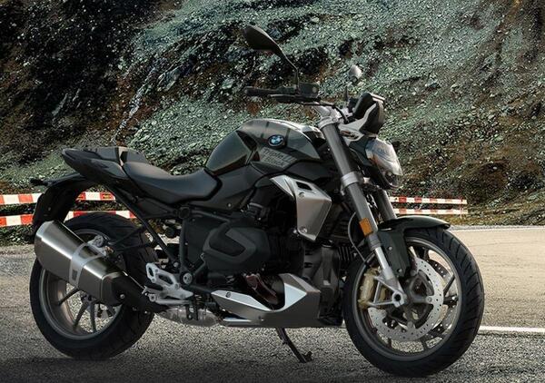 La BMW R1250R del 2023 si arricchisce così nella dotazione di serie