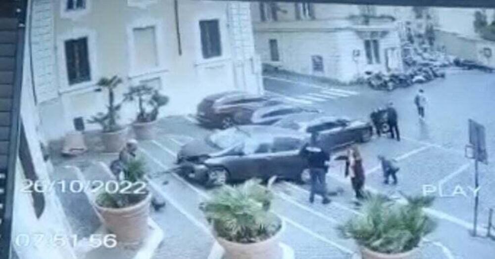 [VIDEO] Perde il controllo dell&#039;auto e si schianta contro un palazzo: sfiorata la tragedia