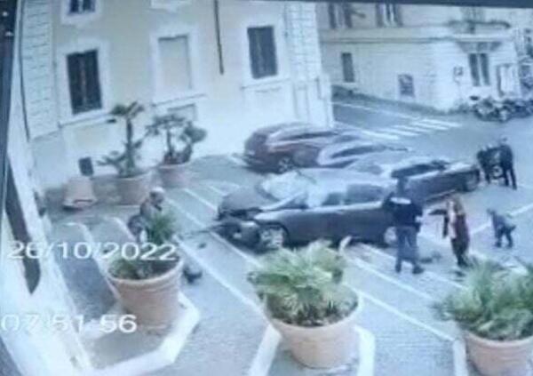 [VIDEO] Perde il controllo dell&#039;auto e si schianta contro un palazzo: sfiorata la tragedia