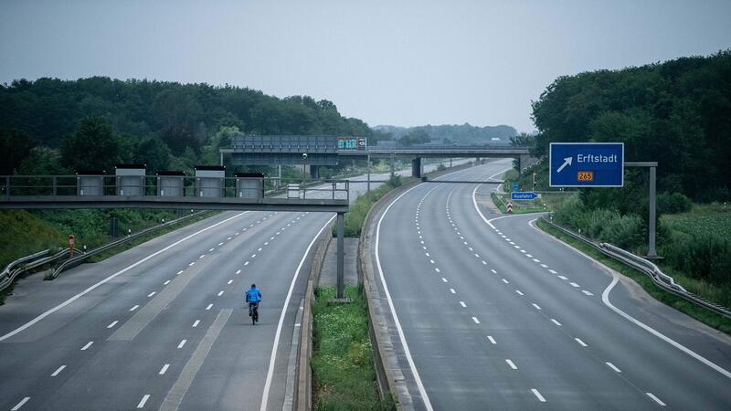 La Germania inizia l&#039;austerity: domeniche a piedi e limiti di velocit&agrave; 