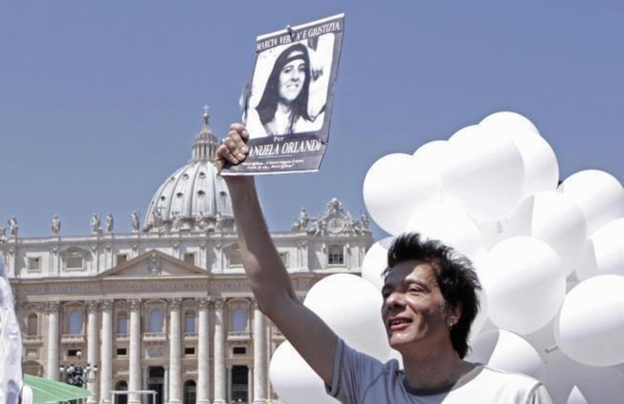 Pietro Orlandi durante una manifestazione per la sorella davanti al Vaticano