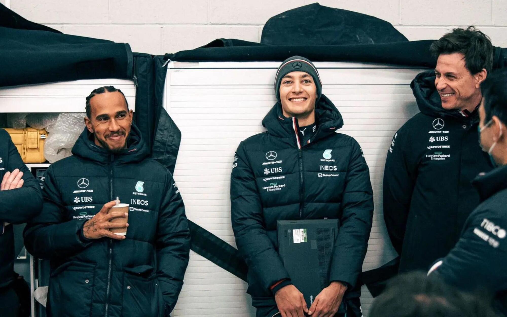Lewis Hamilton, George Russell e Toto Wolff