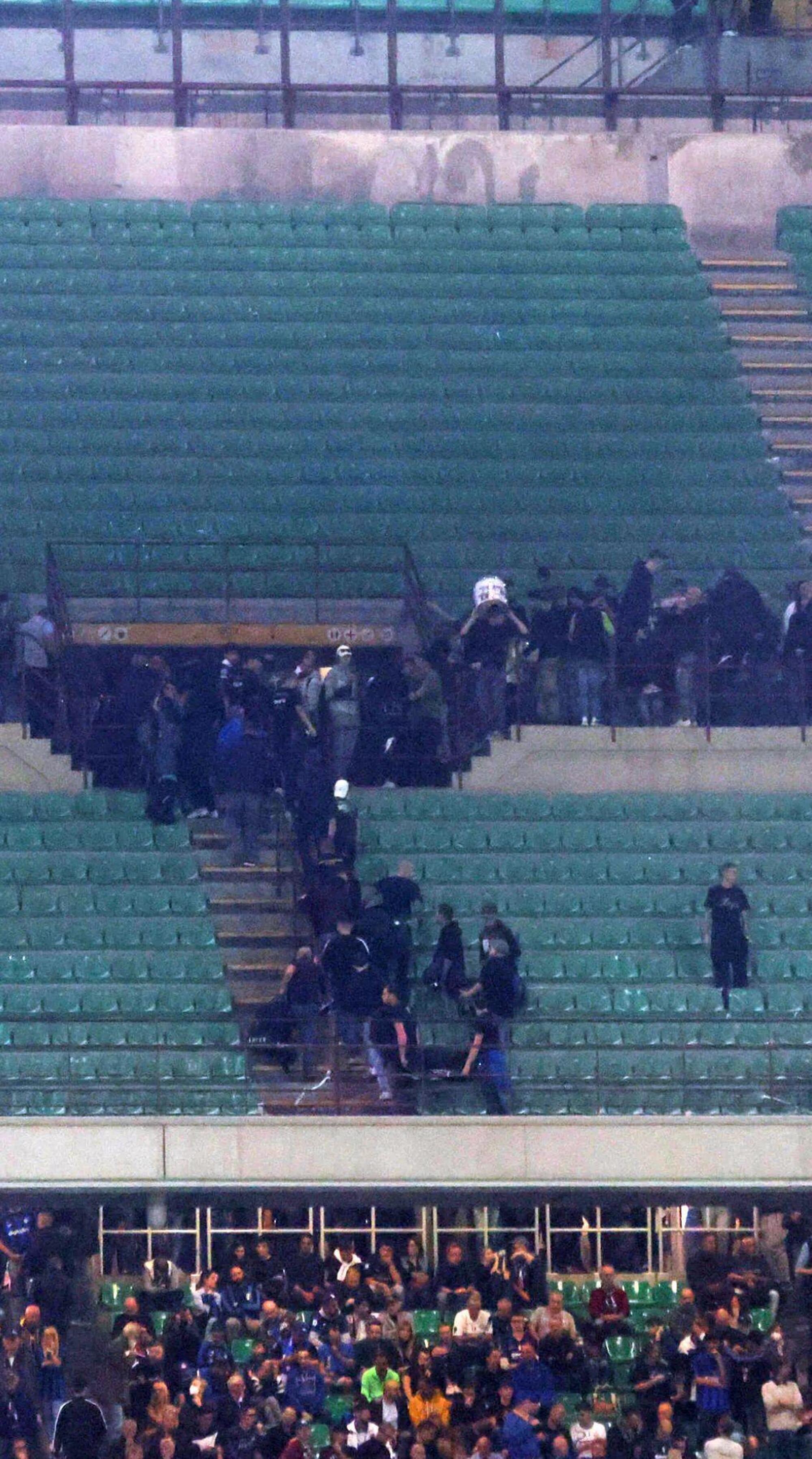 Gli ultr&agrave; dell&#039;Inter che lasciano lo stadio dopo la notizia della morte di Boiocchi