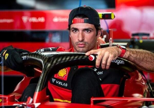 [VIDEO] Ferrari, Sainz bloccato in macchina ha bisogno di aiuto per uscire: sicurezza a rischio?