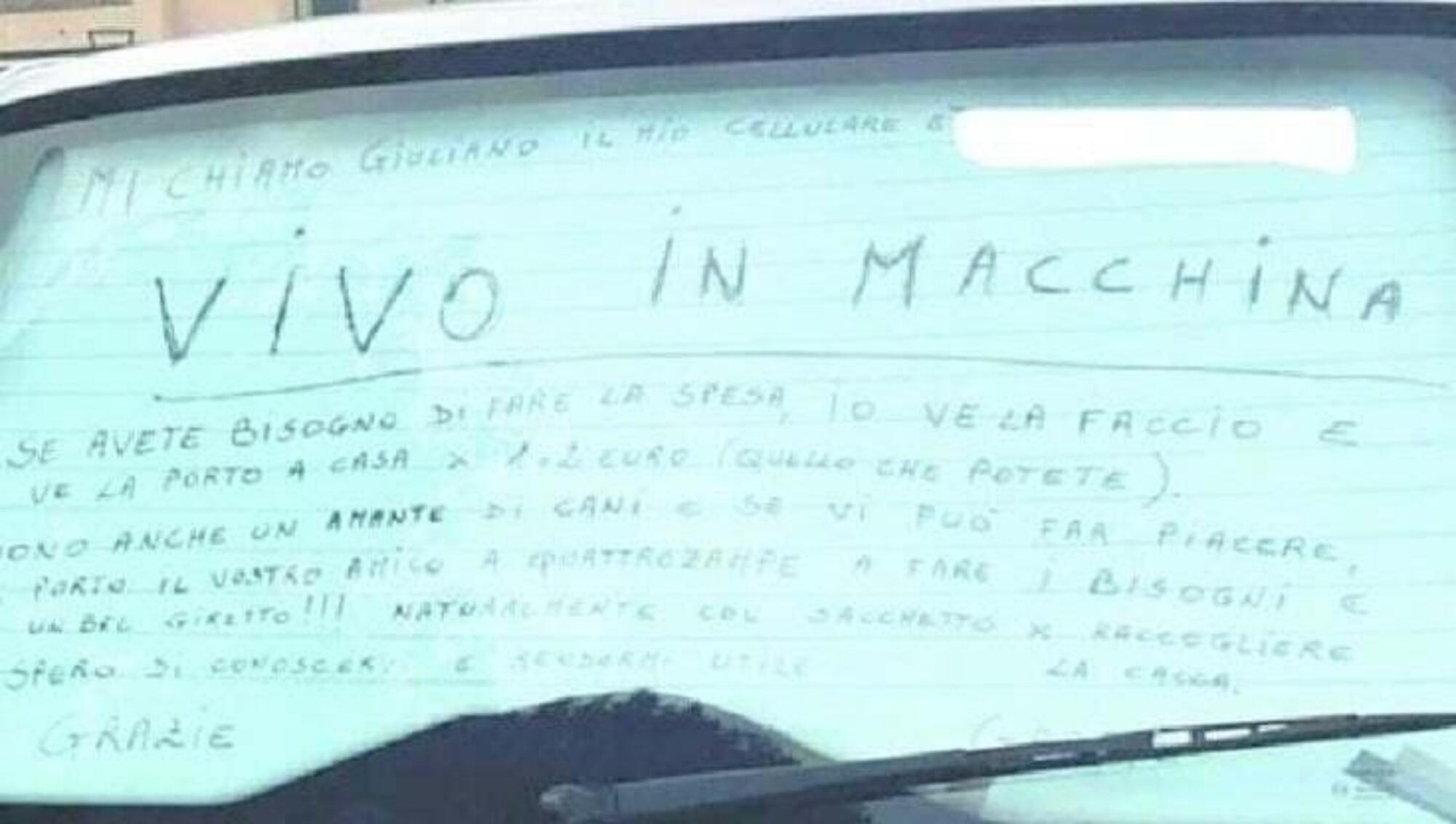 Il cartellone attaccato all&#039;auto di Giuliano