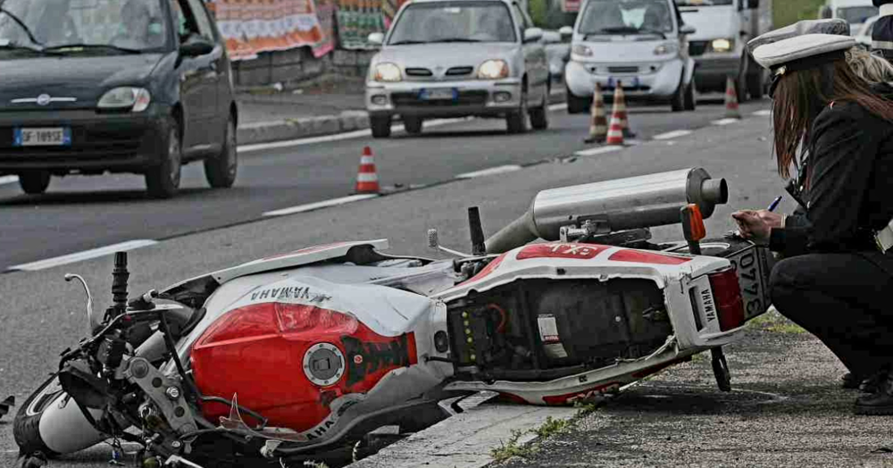 Investe e uccide motociclista dopo una lite al semaforo: arrestato per omicidio volontario