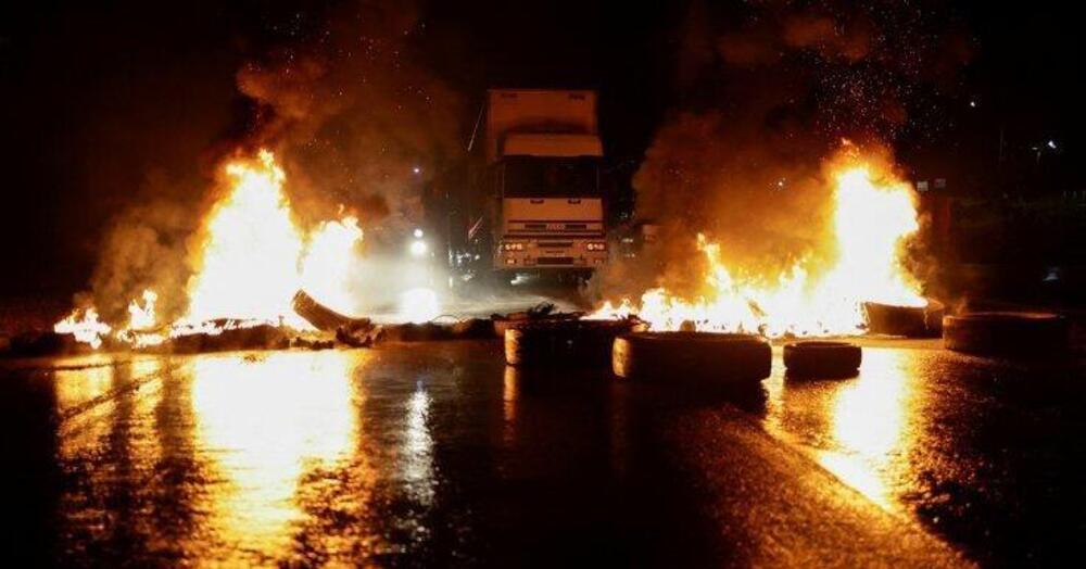 Blocchi stradali e camion in fiamme: ecco cosa sta accadendo dopo le elezioni 