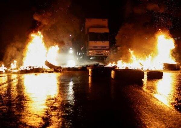 Blocchi stradali e camion in fiamme: ecco cosa sta accadendo dopo le elezioni 