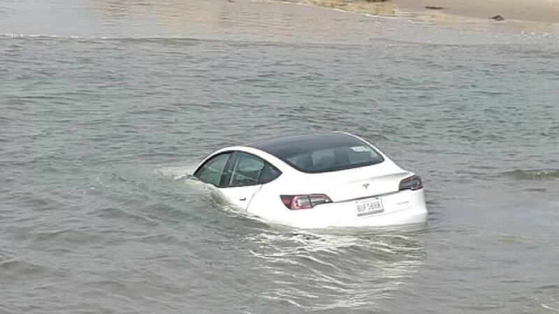 C&#039;&egrave; una Tesla in mezzo all&#039;oceano, nessuno a bordo [VIDEO]