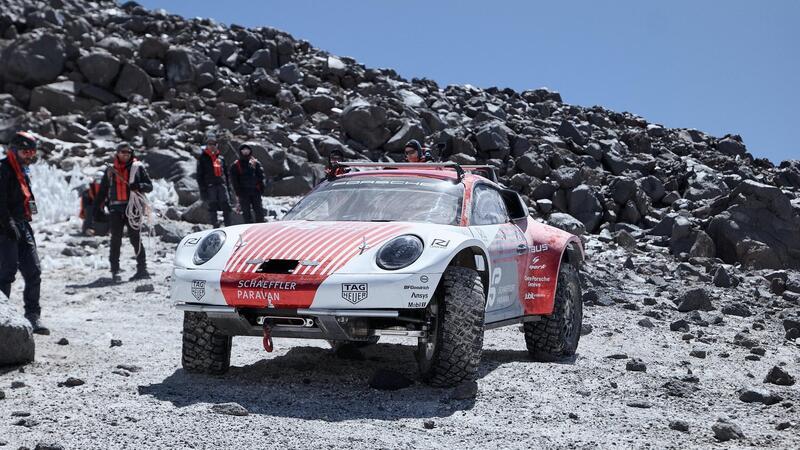 Una Porsche 911 sul vulcano pi&ugrave; alto del mondo, che gomme straordinarie [VIDEO]  