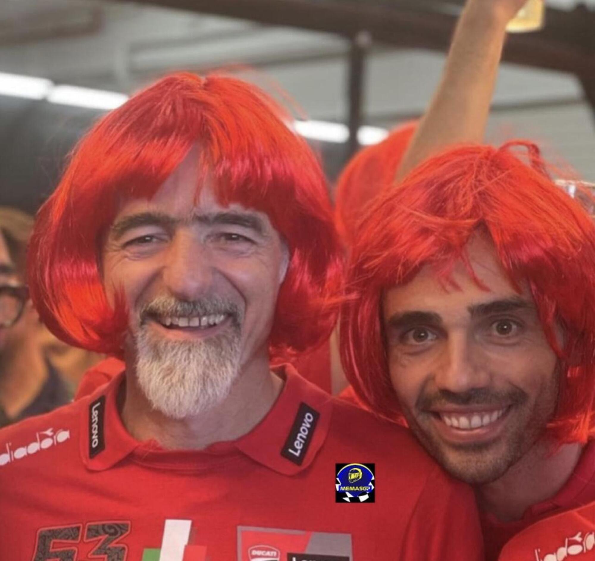 Gigi Dall&#039;Igna e Michele Pirro con le parrucche rosse per festeggiare il titolo di Pecco Bagnaia