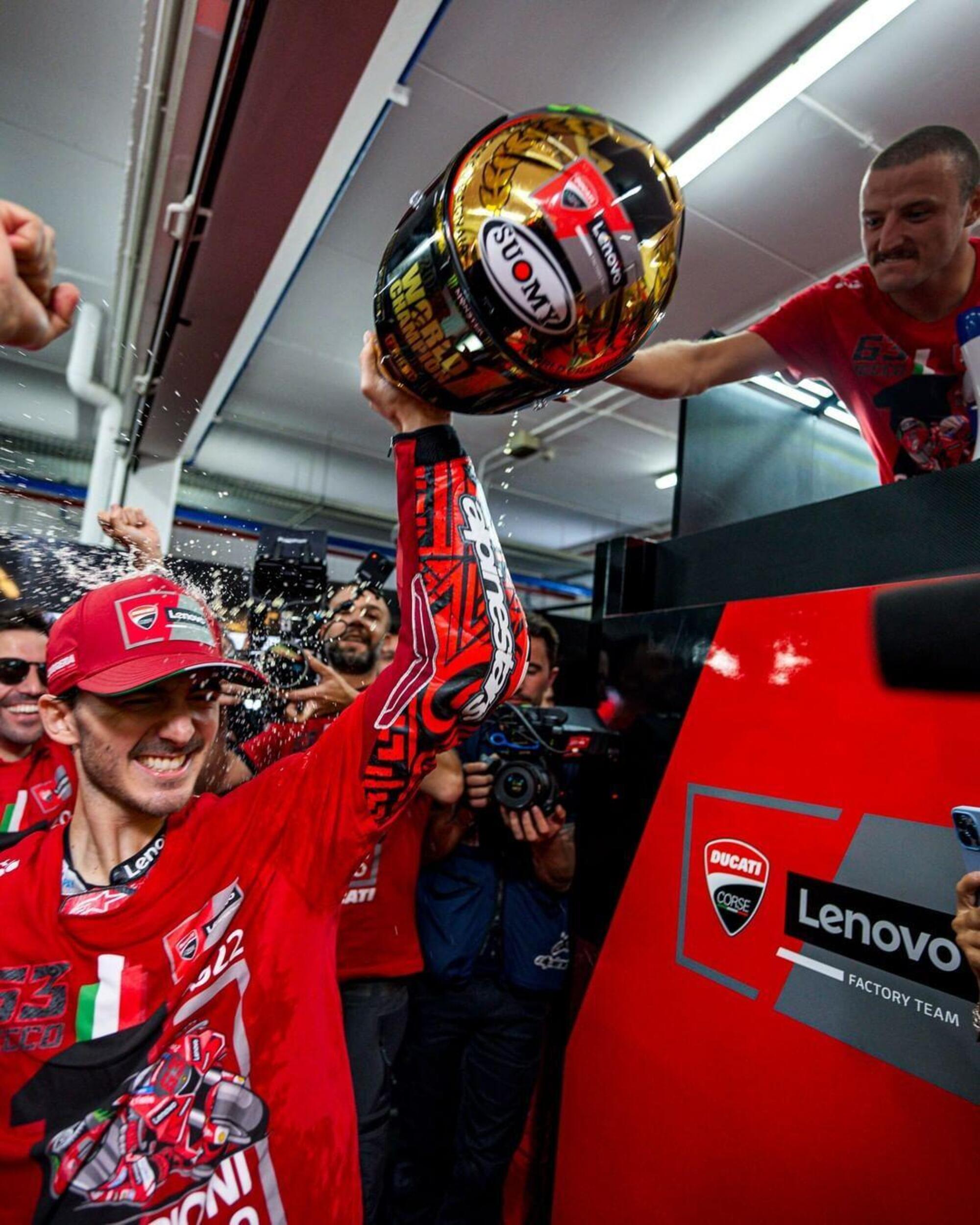 Pecco Bagnaia festa nel box Ducati, Valencia 2022