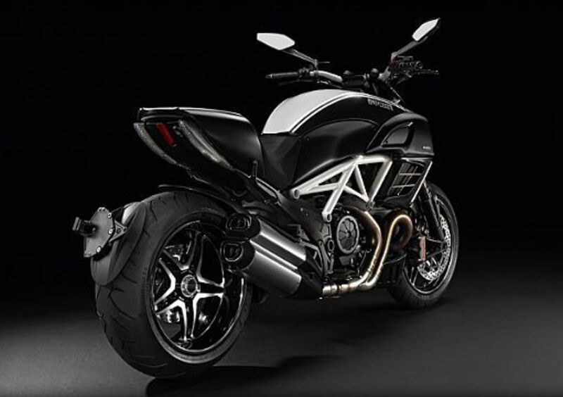 Ducati Diavel 1200 Diavel 1200 AMG (2012) (4)