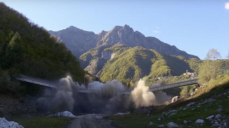 Un&#039;esplosione e il ponte crolla: a Lucca succede tutto in un attimo [VIDEO]