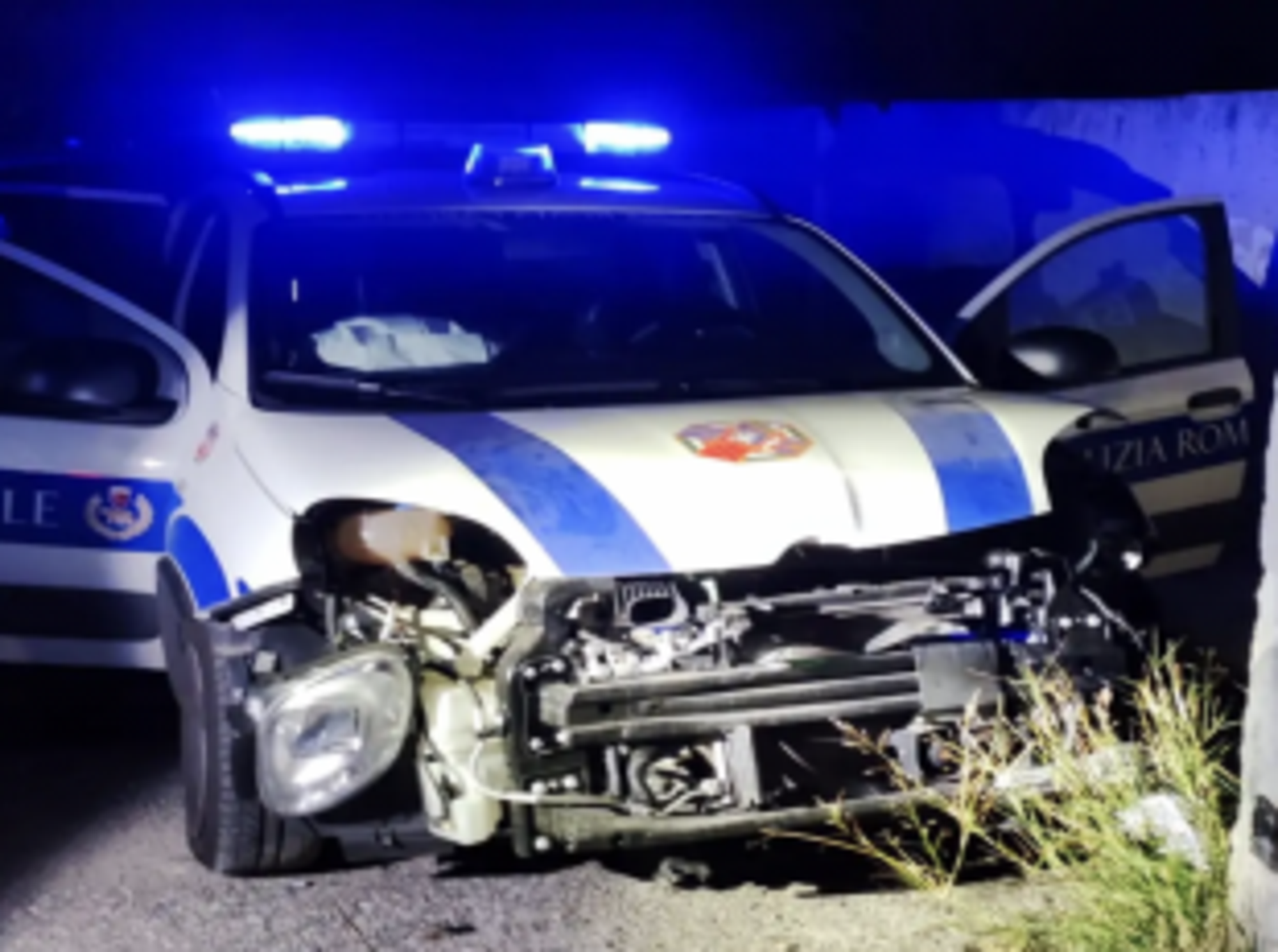 L&#039;auto della polizia dopo l&#039;impatto 