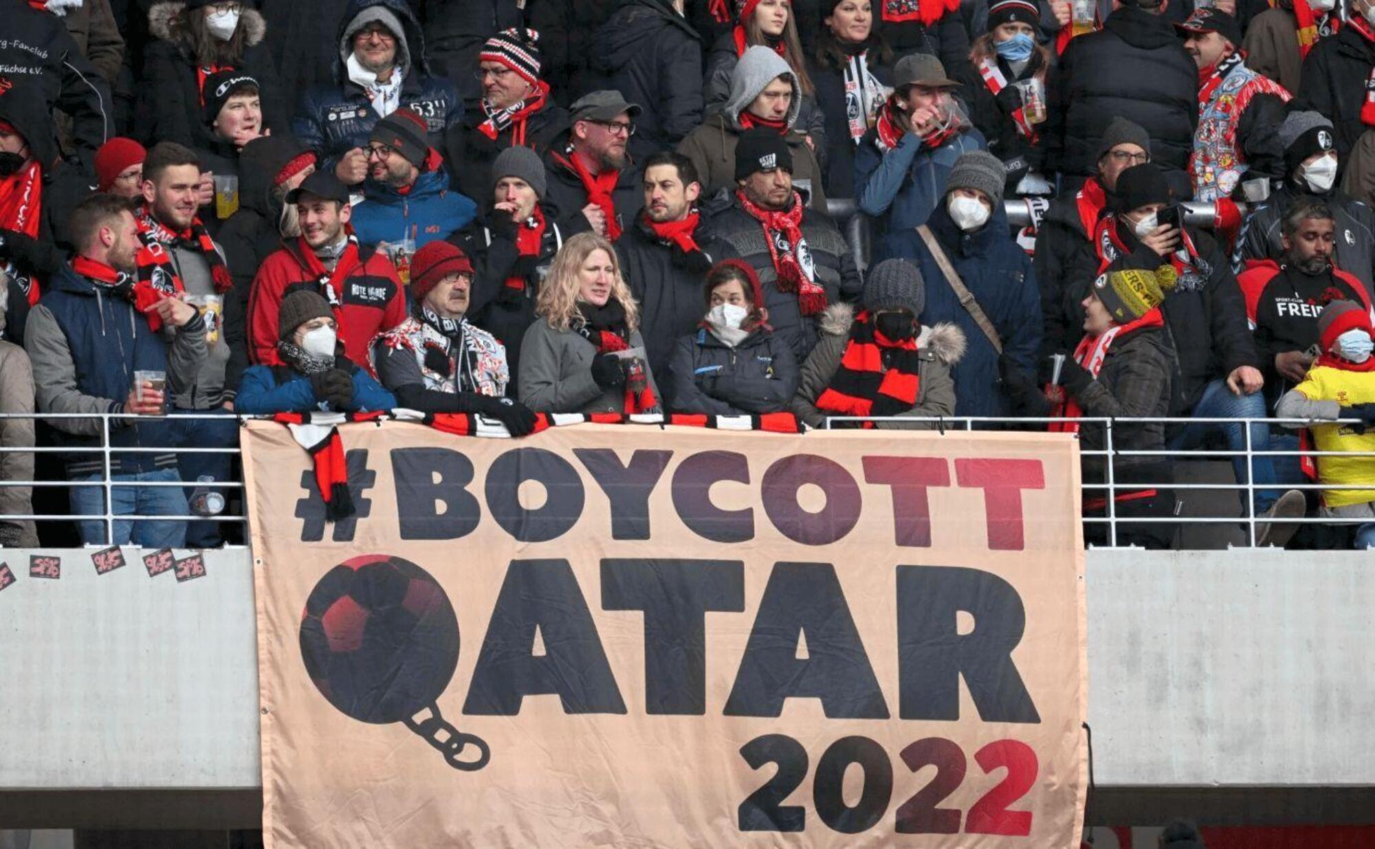Anche negli stadi c&#039;&egrave; chi protesta e invita al boicottaggio di Qatar 2022