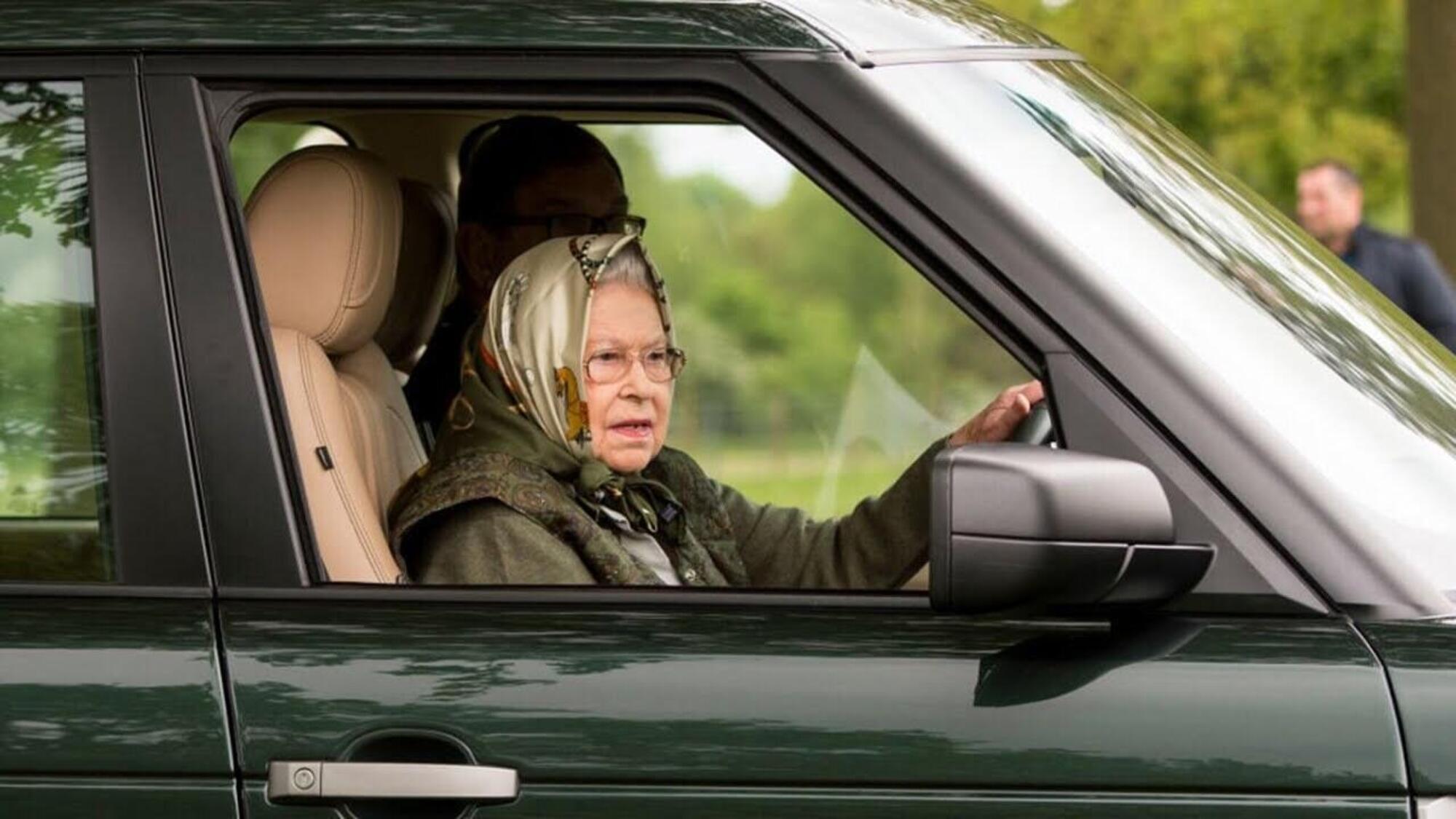 La regina Elisabetta al volante