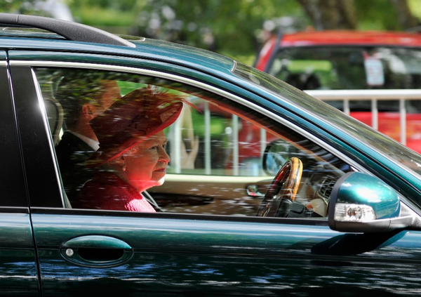 All&#039;asta l&#039;auto della regina Elisabetta. Si tratta di una Jaguar e i prezzi saranno da... Re