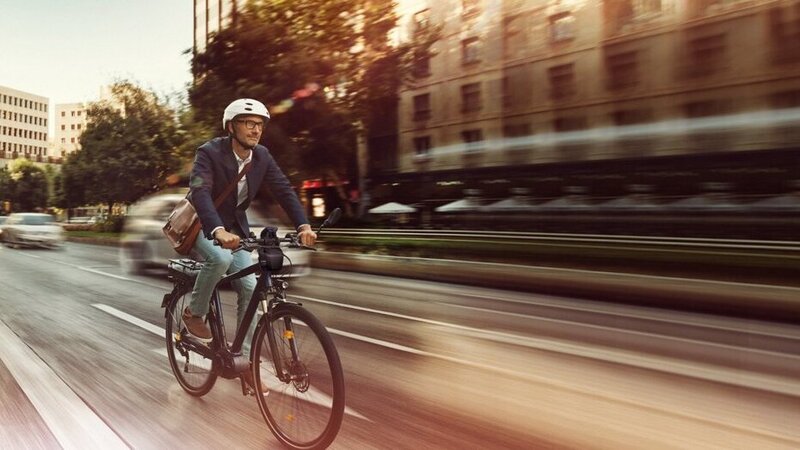 Un metro e mezzo fra auto e bici per il sorpasso, la proposta di legge