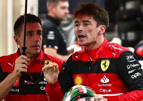 Leclerc come Schumacher: le fotografie del monegasco furioso con la Ferrari fanno il giro del mondo