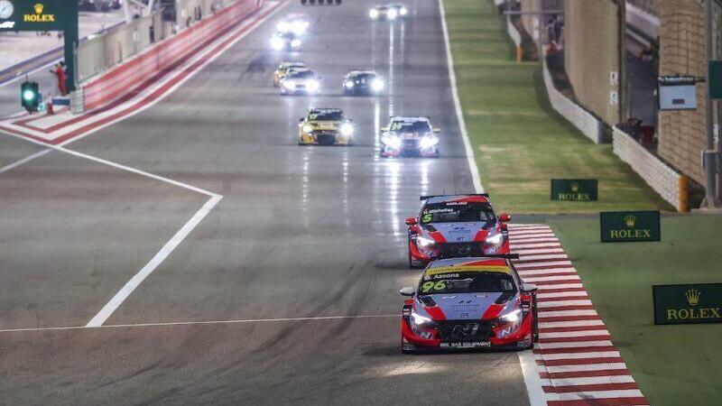 WTCR 2022, Bahrain: vincono Azcona e Michelisz