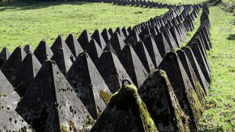 Carro armato russo contro un tetraedro: bloccata la trazione [VIDEO]