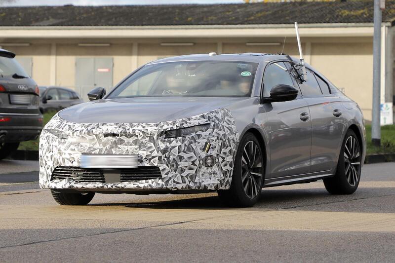 Nuova Peugeot 508 2023, ecco le foto spia del nuovo Facelift