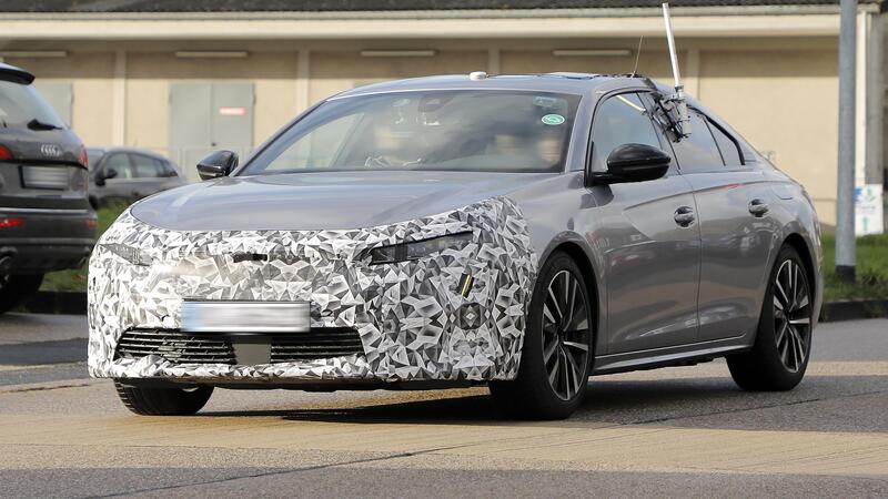 Nuova Peugeot 508 2023, ecco le foto spia del nuovo Facelift