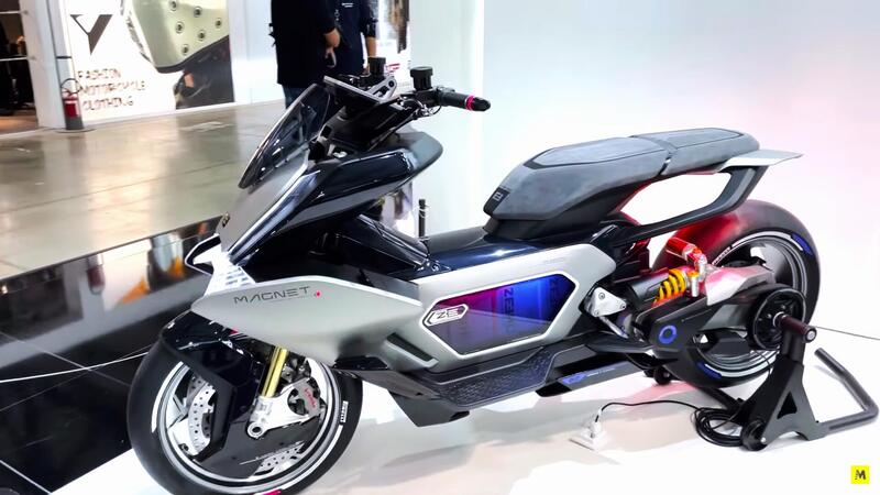 EICMA 2022. CFMoto tra la bella endotermica NK C22 e questo scooter sportivo [VIDEO]