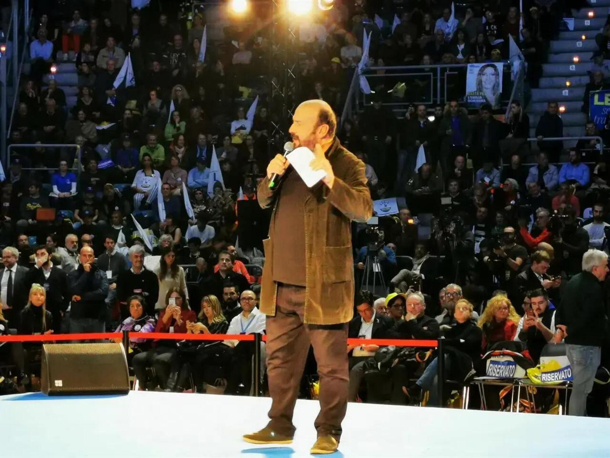 Davide Rondoni al PalaDozza di Bologna sul palco della Lega