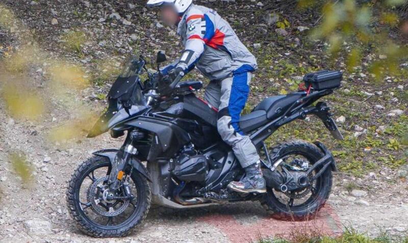 La futura BMW R1300GS fotografata in fuoristrada: &egrave; nuovo anche il telaio