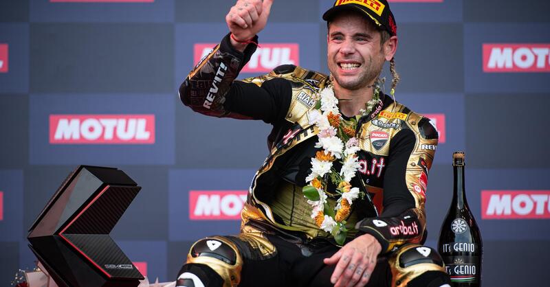 SBK 2022. Un ritratto di Alvaro Bautista, seduto al tavolo con Max Biaggi e John Kocinski