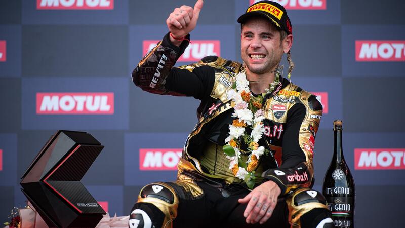 SBK 2022. Un ritratto di Alvaro Bautista, seduto al tavolo con Max Biaggi e John Kocinski