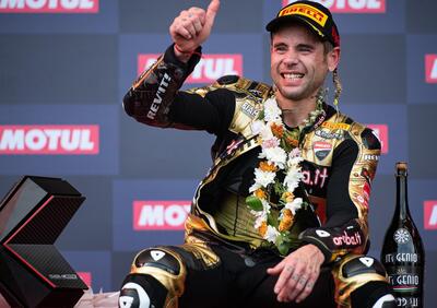 SBK 2022. Un ritratto di Alvaro Bautista, seduto al tavolo con Max Biaggi e John Kocinski