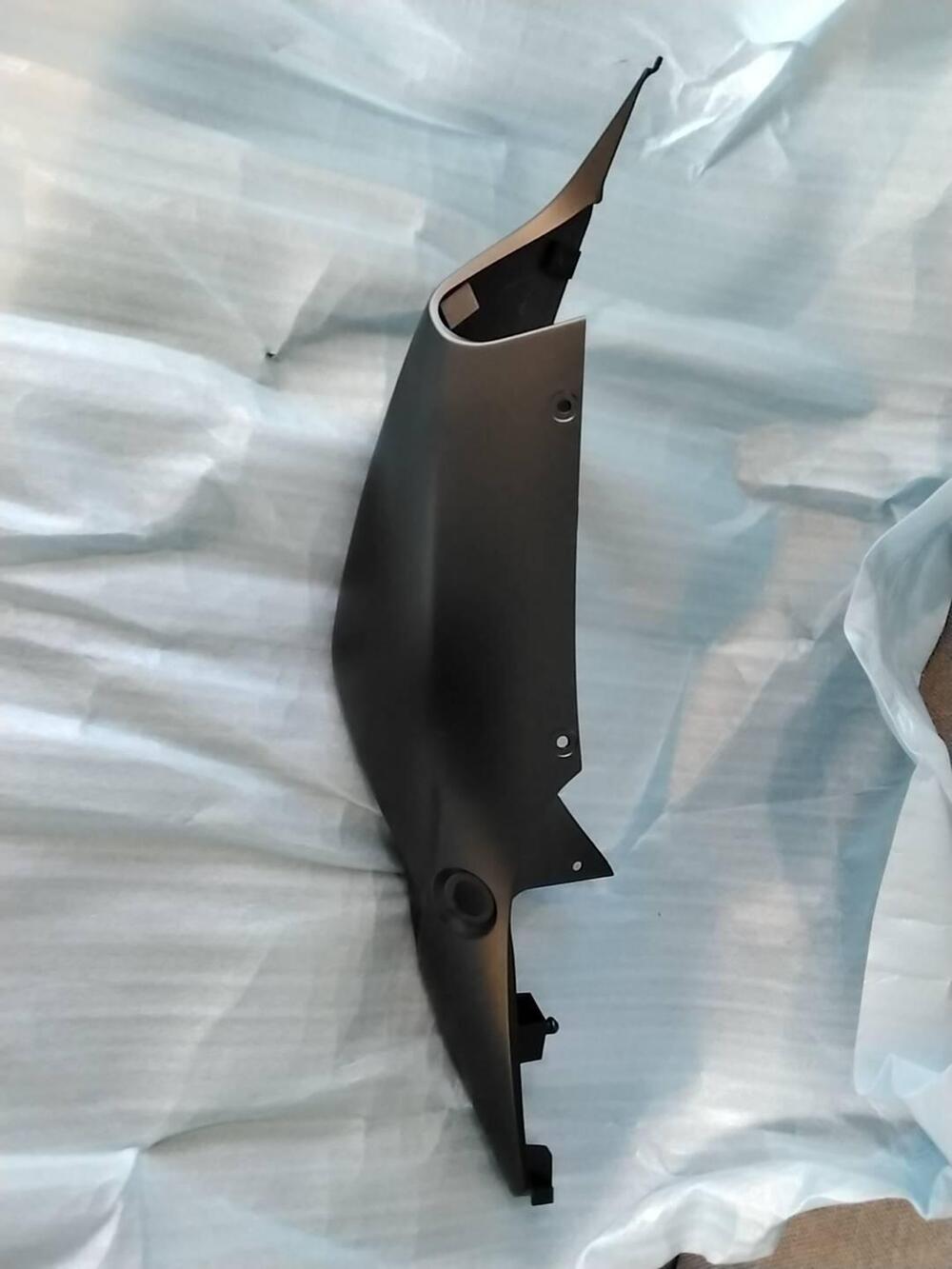 Carena codone sinistro Suzuki (2)