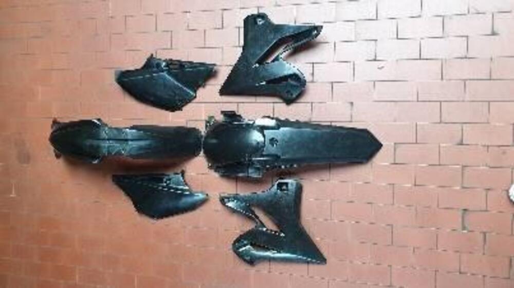 YAMAHA YZ 125 SET DI PLSTICHE NERE COMPLETO USATE (2)