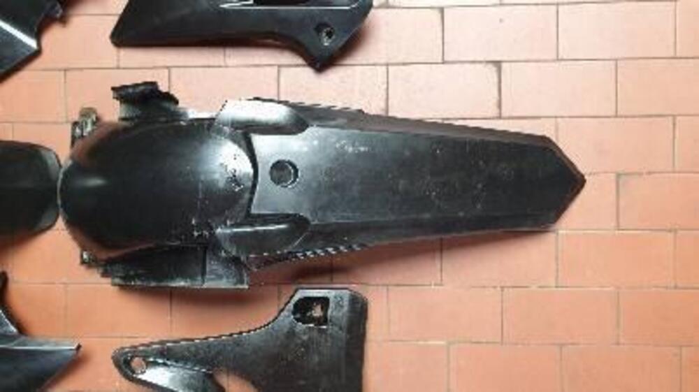 YAMAHA YZ 125 SET DI PLSTICHE NERE COMPLETO USATE (4)