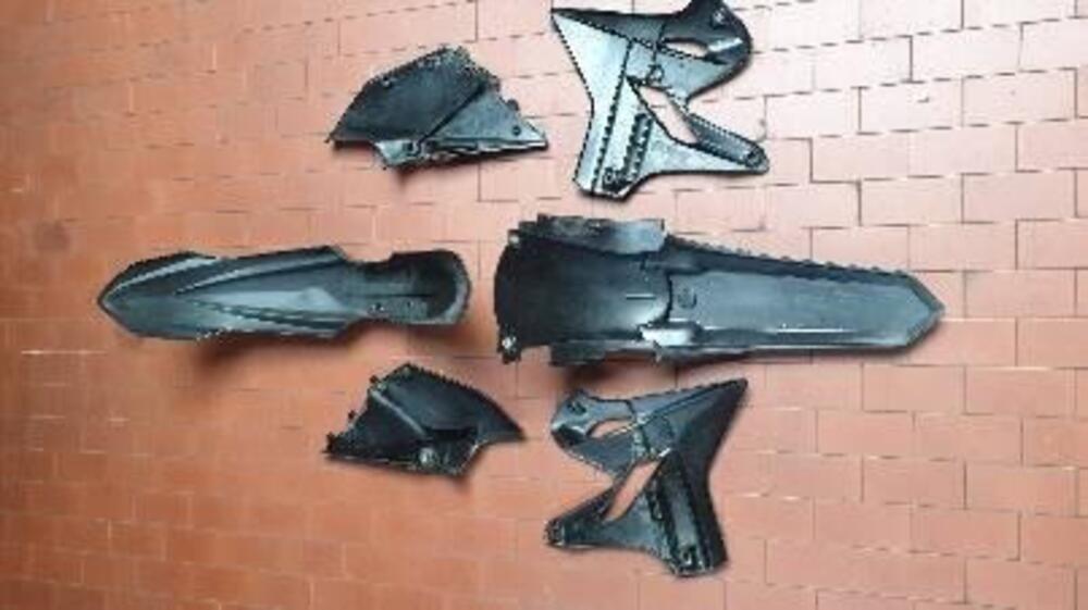 YAMAHA YZ 125 SET DI PLSTICHE NERE COMPLETO USATE (6)