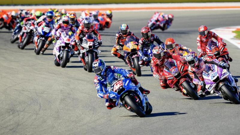 MotoGP 2023. Tutto quello che c&#039;&egrave; da sapere sulle nuove regole. Tra serbatoi, cucchiai, tute e caschi