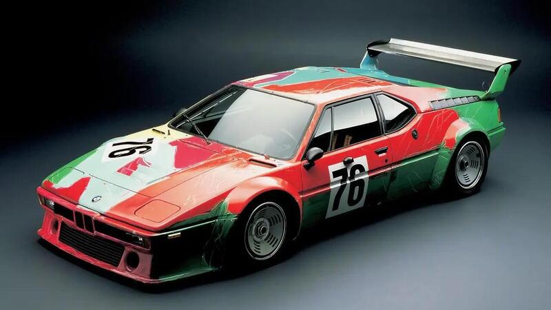 Otto chili di farina sulla BMW M1 di Andy Warhol: blitz ambientalista a Milano