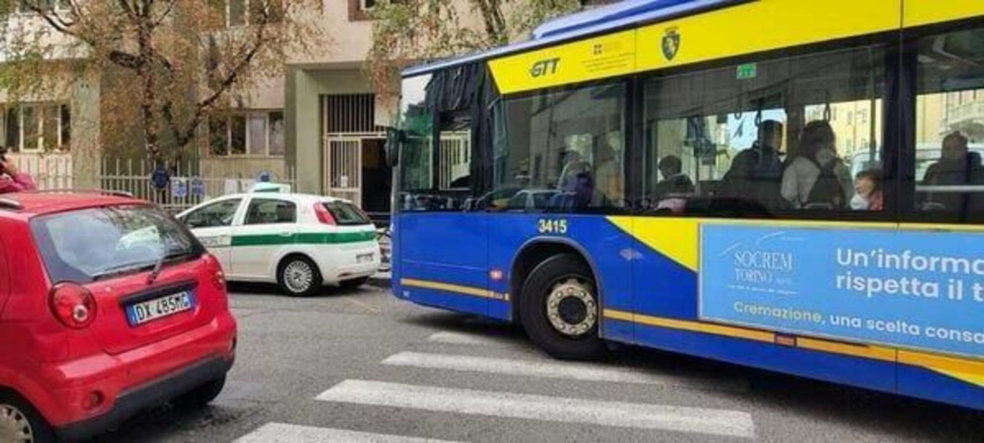 Auto della polizia che blocca il passaggio del bus