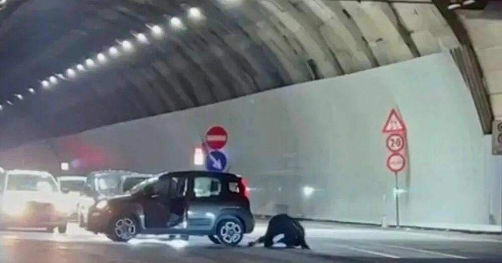 Napoli, scendono dall&rsquo;auto, si picchiano e bloccano il traffico in galleria: il tragicomico video