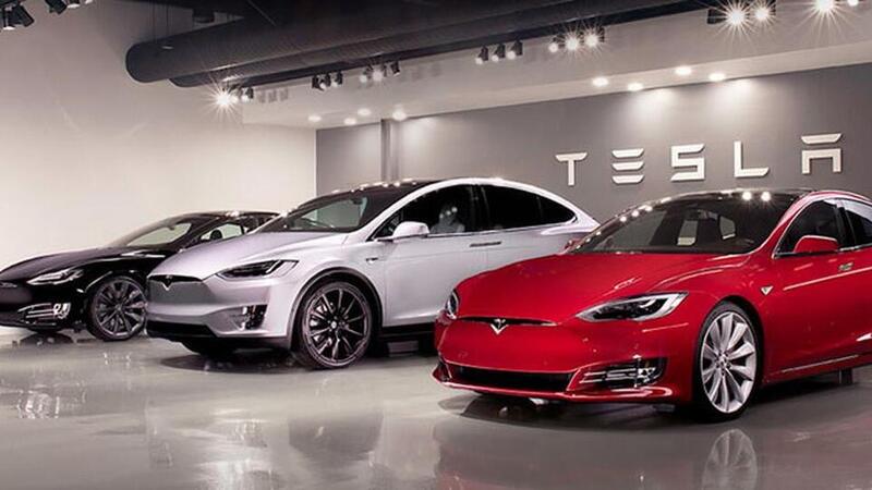 Tesla aggiorna 321.000 Model 3 e Model Y per un difetto alle luci posteriori