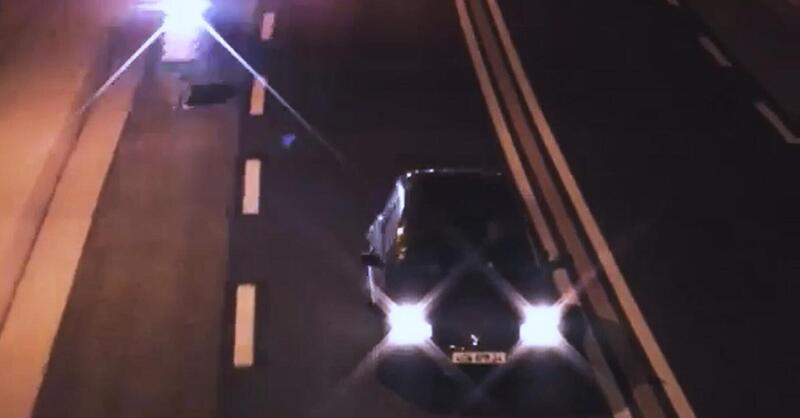 Lo scherzo, pi&ugrave; o meno divertente, dell&#039;autovelox umano, fin quando non arriva la polizia! [VIDEO VIRALE]