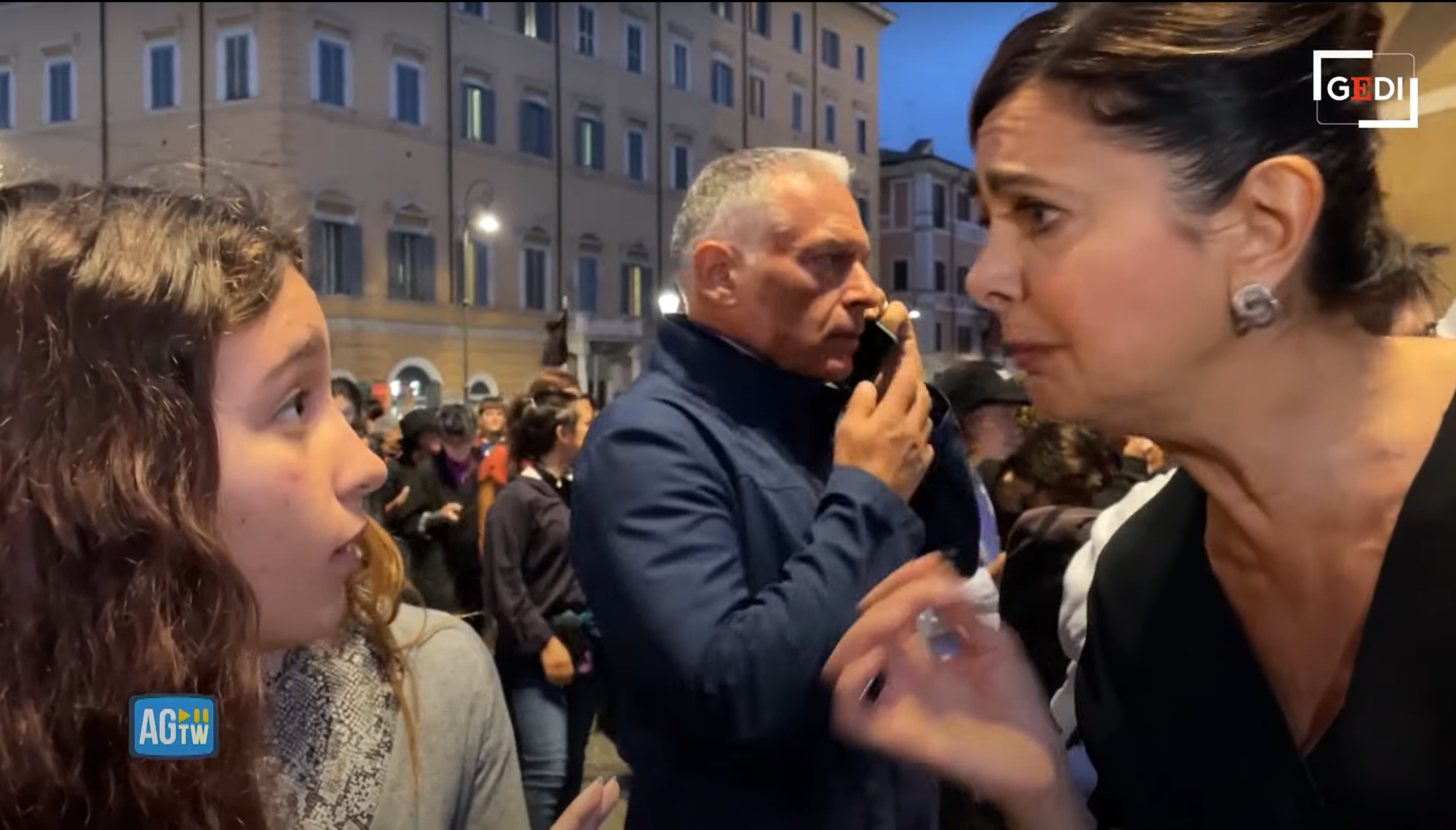 Laura Boldrini contestata in una piazza di femministe pro aborto