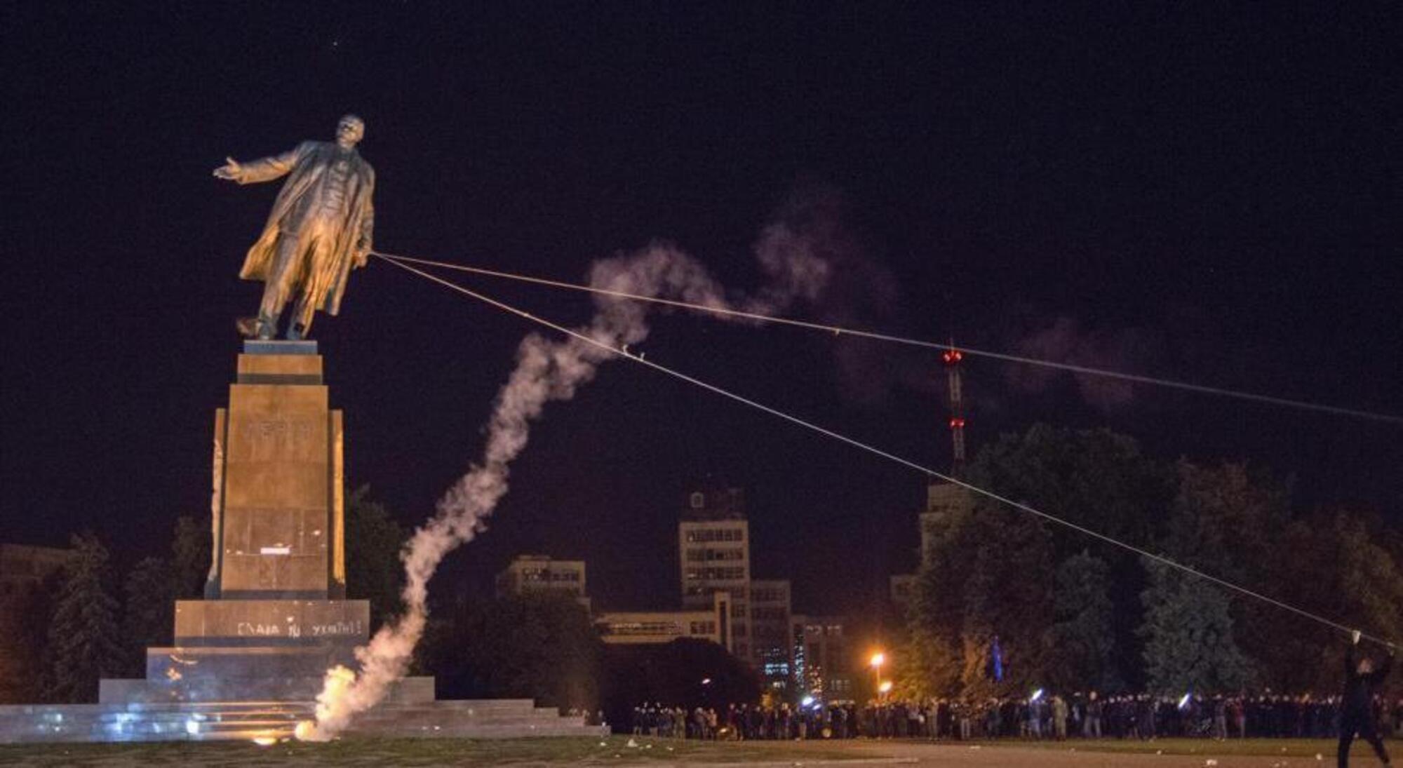 Una statua di Lenin buttata gi&ugrave; nel 2014 dagli ucraini
