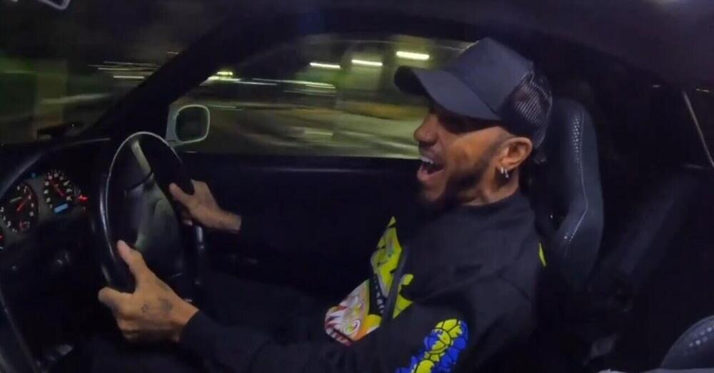 [VIDEO] Lewis Hamilton in versione Fast &amp; Furious: drifting a Tokyo su una Nissan Skyline GT-R R34 d