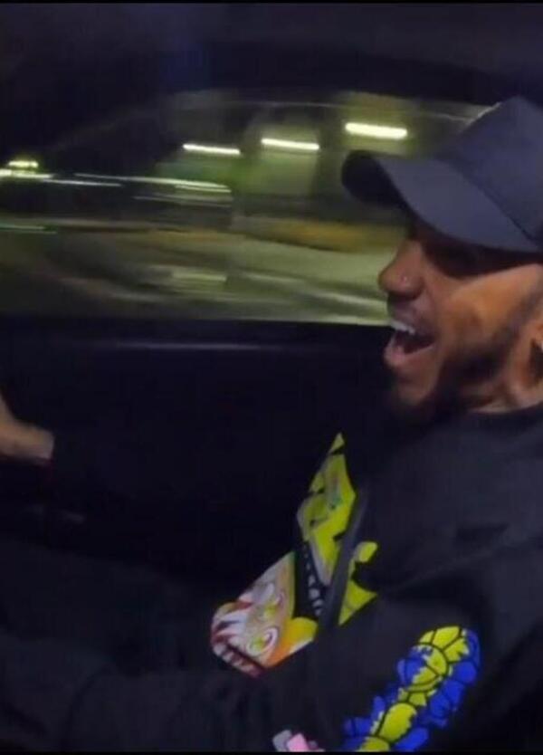 [VIDEO] Lewis Hamilton in versione Fast &amp; Furious: drifting a Tokyo su una Nissan Skyline GT-R R34 d