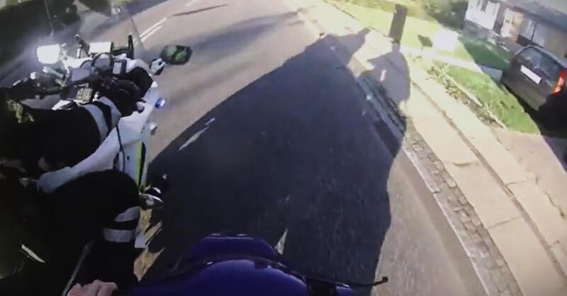 Fuggitivo con la GoPro e lo scooterino semina le Yamaha della polizia! Nonostante una caduta! [VIDEO VIRALE]